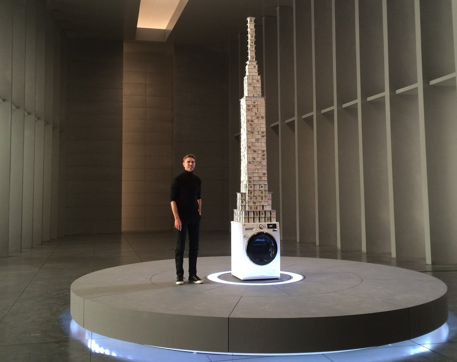 Брайан Берг с рекордной башней на вершине стиральной машины LG