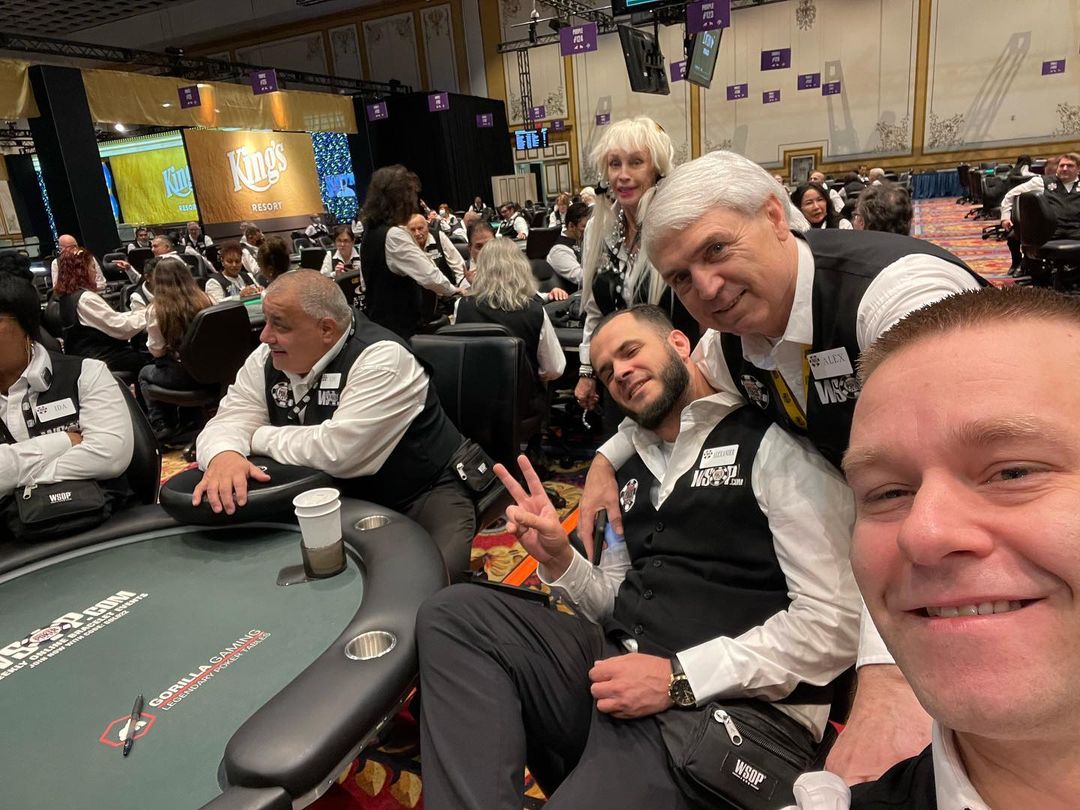 Трэвис Стич (справа на переднем плане) на WSOP 2022