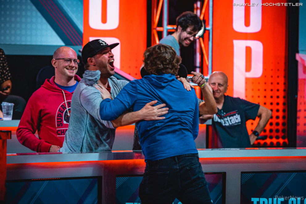 Крис Брюэр обнимает группу поддержки