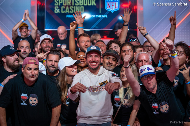 Джош Арье на фото справа за Вайнманом