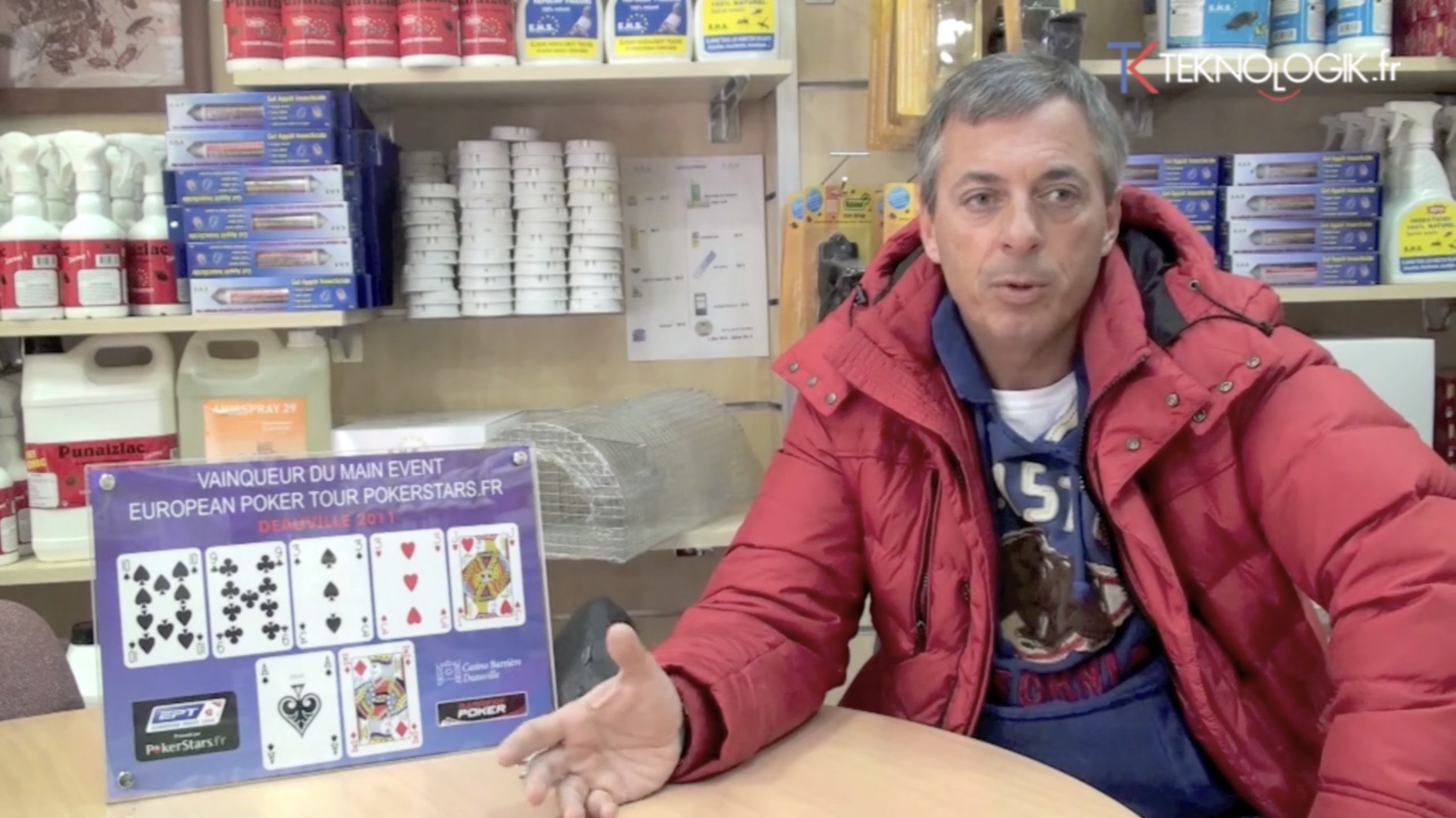 Люсьен Коэн даёт интервью из своего «офиса»