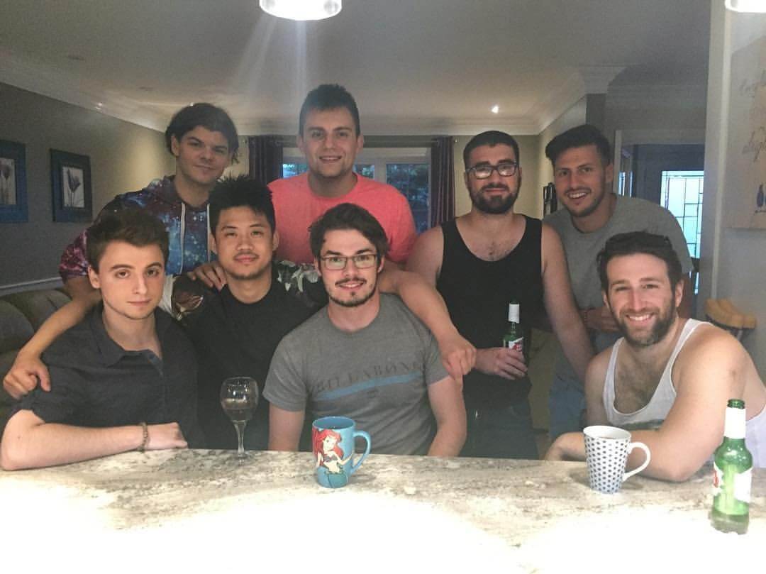 Хорвич стоит слева от Beriuzy