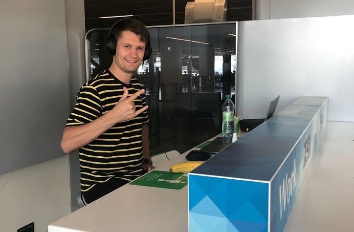 Дмитрий Быстровзоров играет WSOP Online в аэропорту Франкфурта, июль 2020