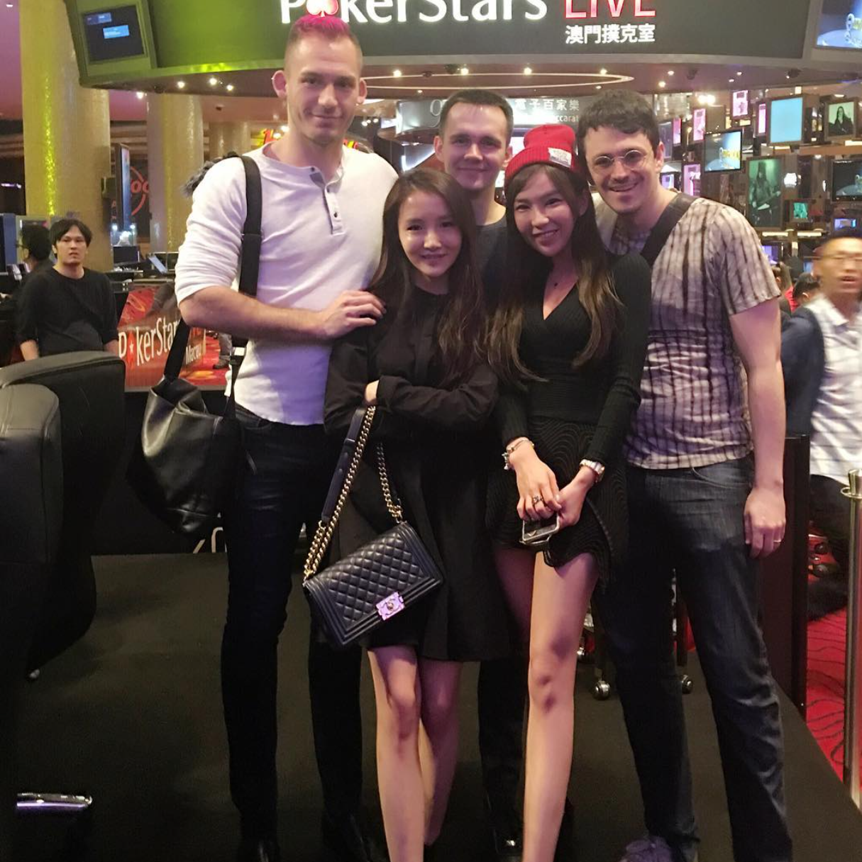 Гао Венлинг (низкая девушка слева) с Джастином Бономо, Никитой Бодяковским и Айзеком Хэкстоном