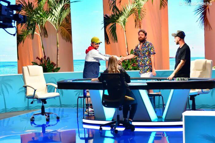 Дэниел Нейлсон на фото в гавайской рубашке