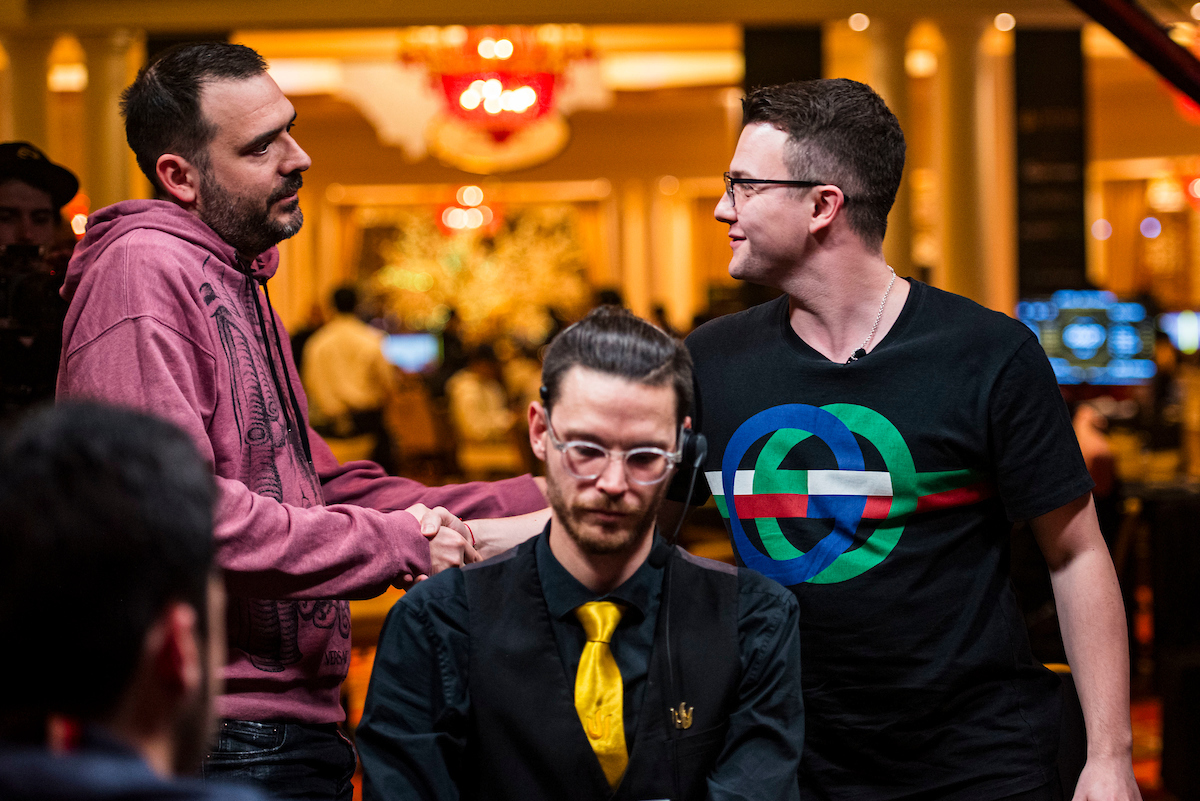 Алекс Кулев (справа) передаёт остатки ауры Димитару Данчеву на победу в $40K Mystery Bounty