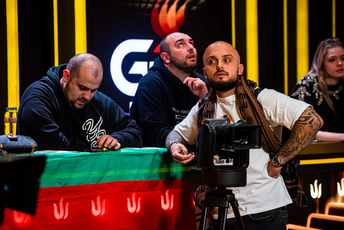 Юлиан Богданов (справа) сразу после вылета на 7 месте $40K Mystery Bounty