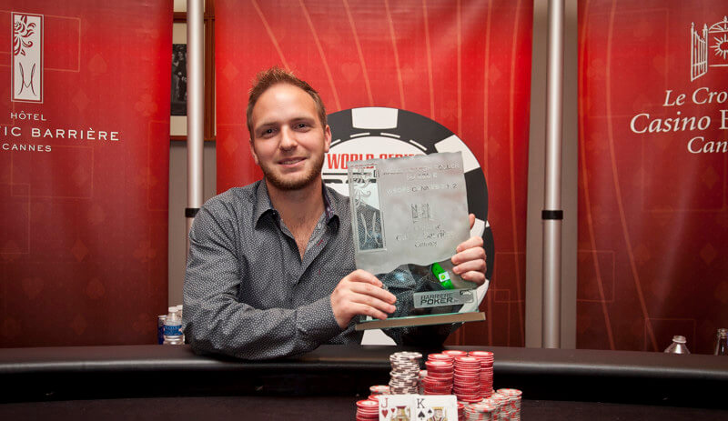 Вместо браслета дали "стекляшку"