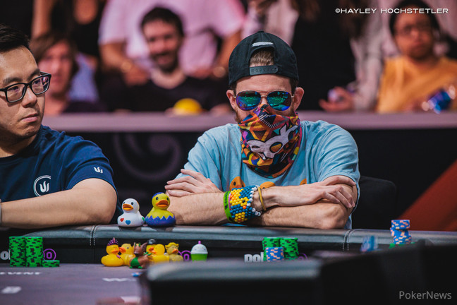 Джесси Кэпс с пачкой талисманов на WSOP 2024