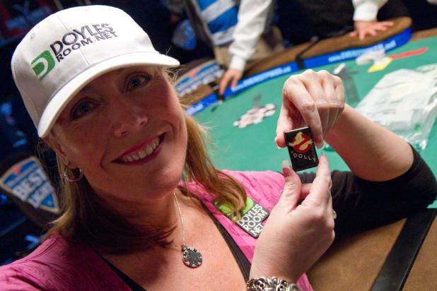 Пэм Брансон с талисманом отца — Каспером