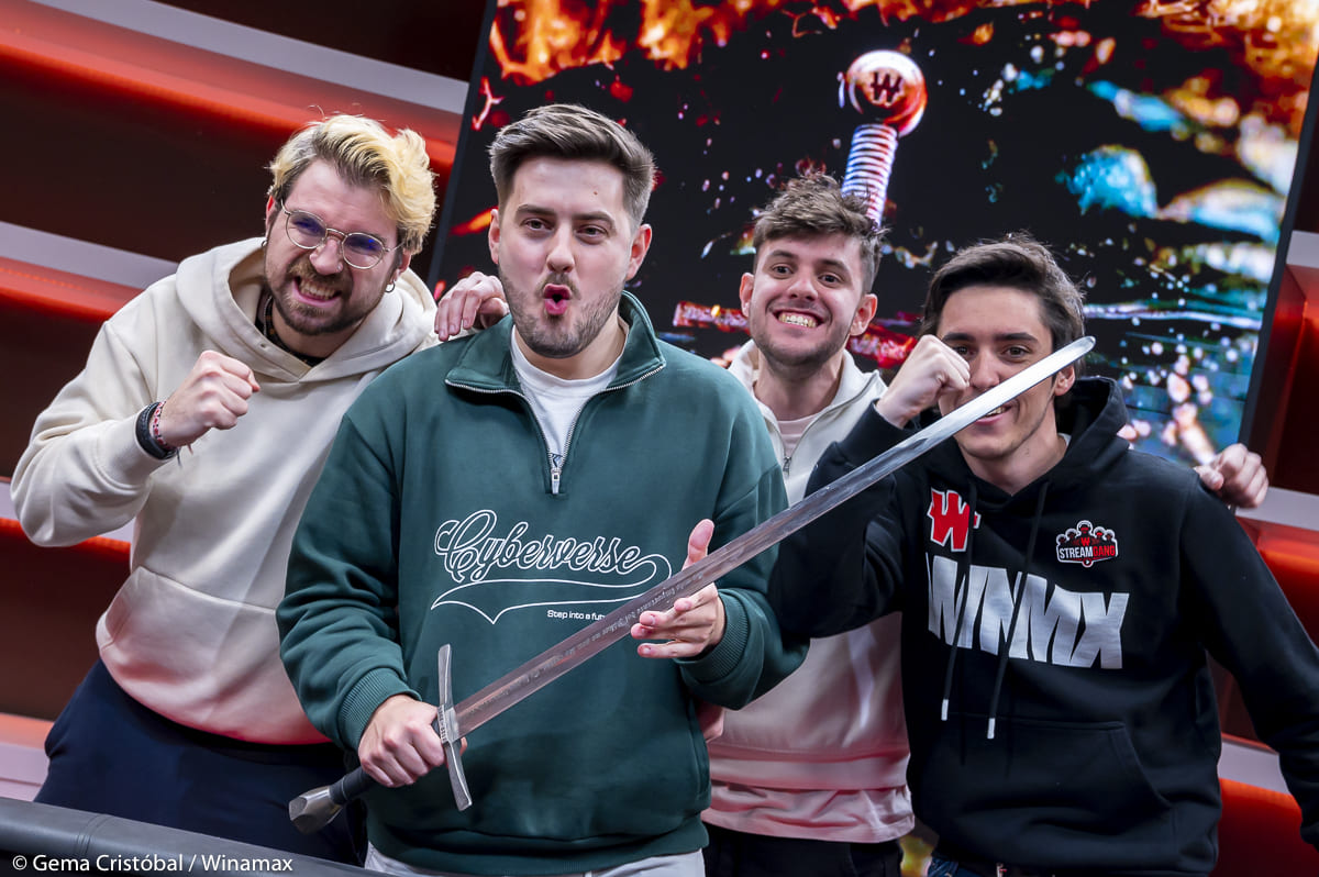 Дэвид Баллестерос и его группа поддержки и мечом Winamax 2024