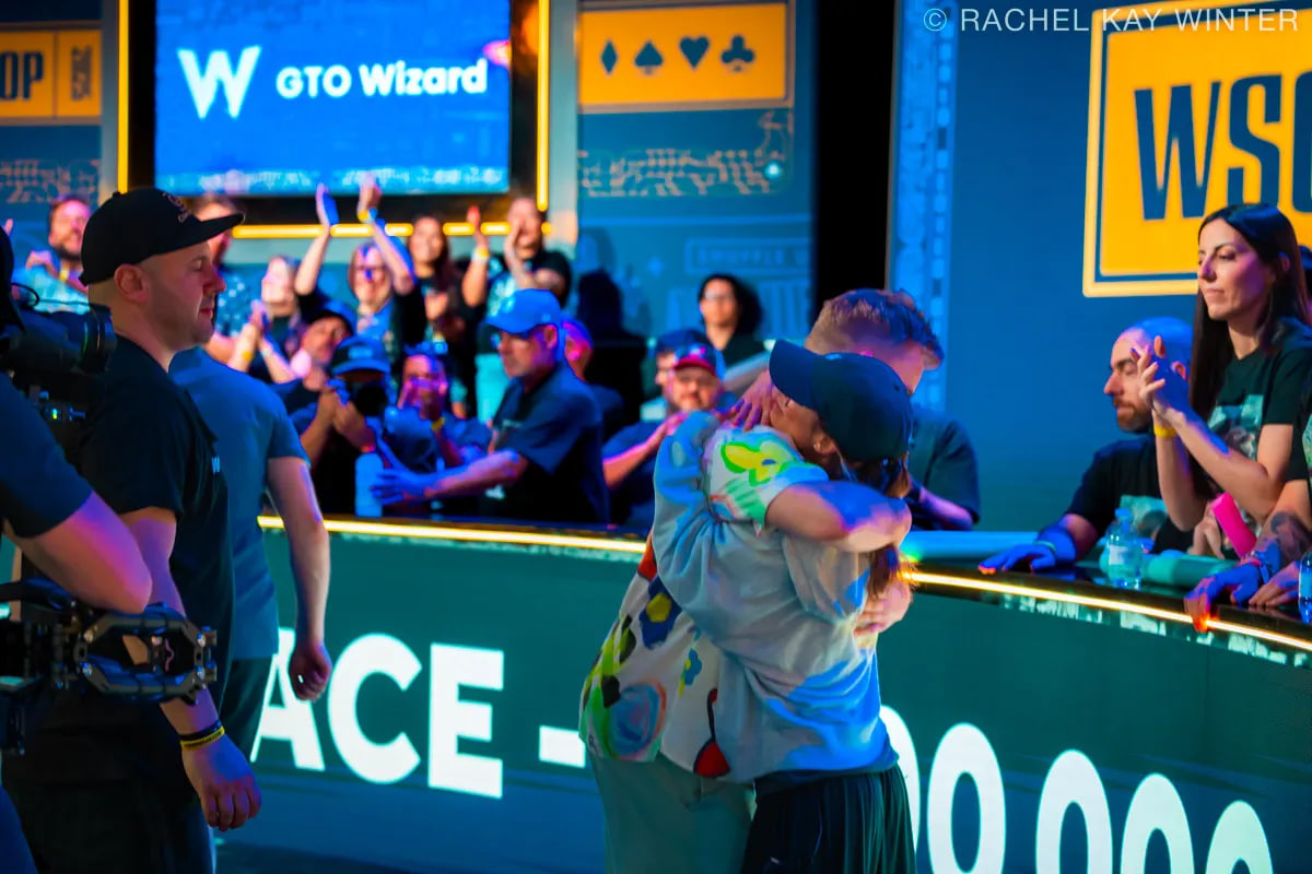 Адам Хендрикс обнимает Лео Маргетс, пока Майкл Мизрахи ждёт своей очереди