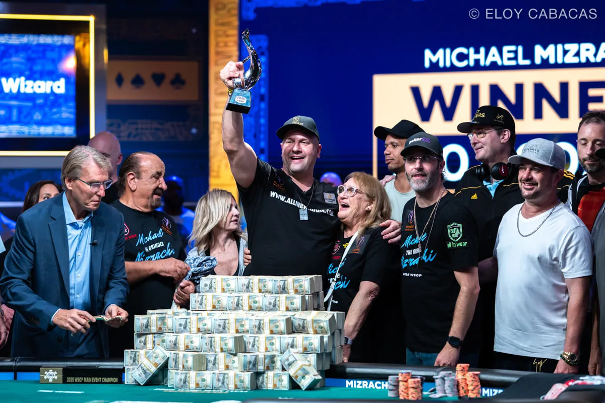 Майкл Мизрахи с мамой, призовыми чемпиона WSOP и статуэткой члена Зала покерной славы 2025
