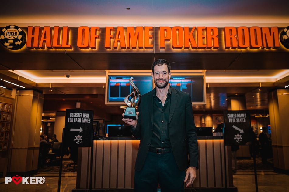 Ник Шульман со статуэткой члена Зала покерной славы 2025