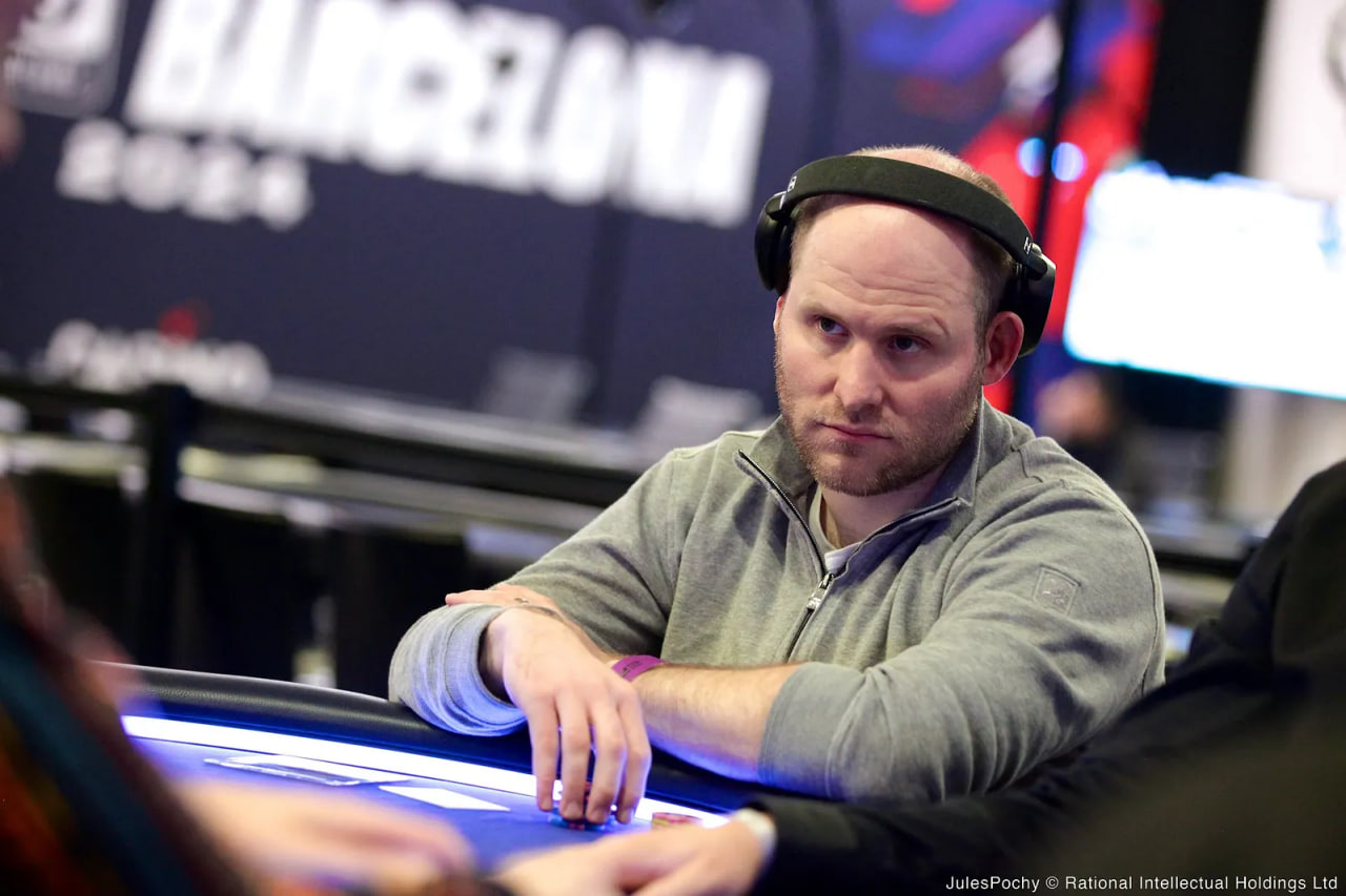 Сэм Гринвуд в своих знаменитых наушниках