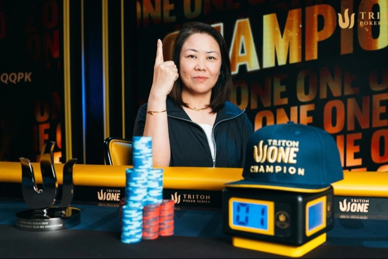 Йоко Сасаки с первым кубком Triton ONE