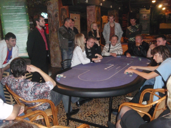 Чиплидер Егений Берленко (слева). Один против всех.