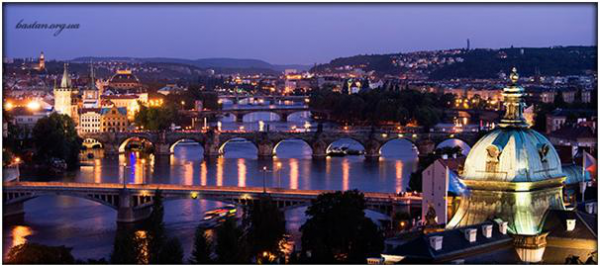 Пражские мосты, второй – Карлов мост, кстати имеет на себе 30 фигур святых