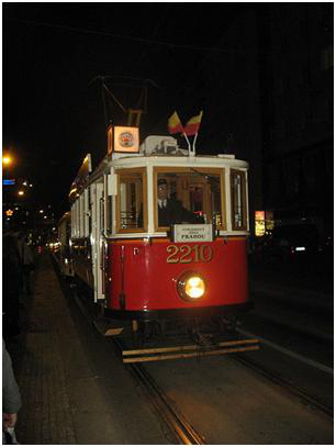 экскурсионный трамвай 20-х годов,ездят по выходным,стоит 50 крон за 2 часа езды по Праге