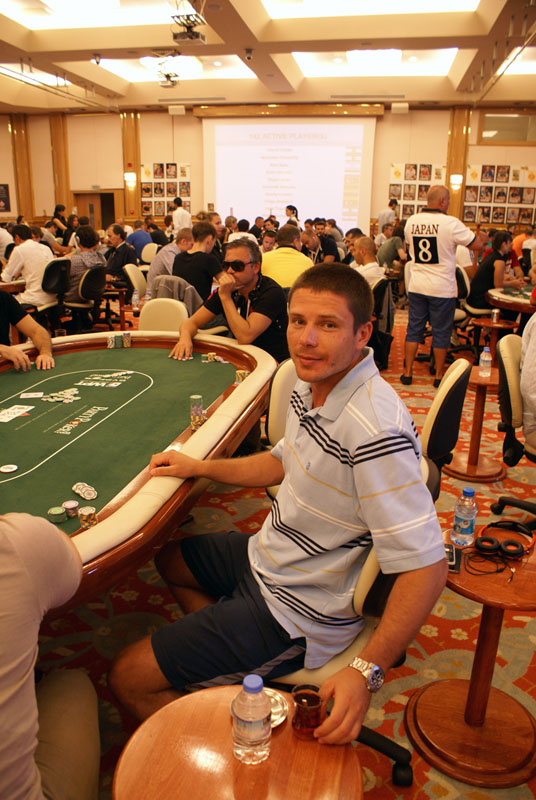 Алексей "LuckyGump" Макаров, тоже коленки тряслись, когда попросил известного хайроллера сфоткаться :)