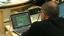 Депутат играл в покер на заседании Депутат играл в покер на заседании
