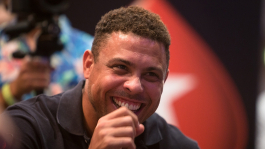Роналдо приехал на EPT PokerStars в Барселоне (несколько фото) Роналдо приехал на EPT PokerStars в Барселоне (несколько фото)