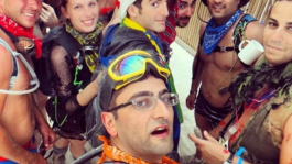 Антонио Эсфандиари куражится на этнофестивале Burning Man Антонио Эсфандиари куражится на этнофестивале Burning Man