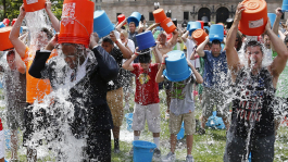 Благотворительная эстафета Ice Bucket Challenge добралась и до покеристов Благотворительная эстафета Ice Bucket Challenge добралась и до покеристов