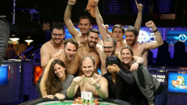 Странности на WSOP: Сэм Гринвуд выигрывает первый браслет, фотографируется с друзьями топлес Странности на WSOP: Сэм Гринвуд выигрывает первый браслет, фотографируется с друзьями топлес