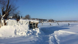 Омские школьники построили себе кабак в сугробе, где играли в карты Омские школьники построили себе кабак в сугробе, где играли в карты