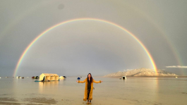 Лив Бори поделилась фото в грязи с фестиваля Burning Man