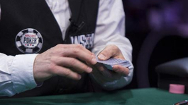 3 безумных истории покерных дилеров